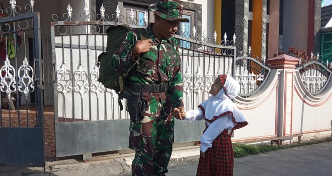 Keakraban Danki Satgas TMMD Kodim Demak dengan anak Kalikondang.