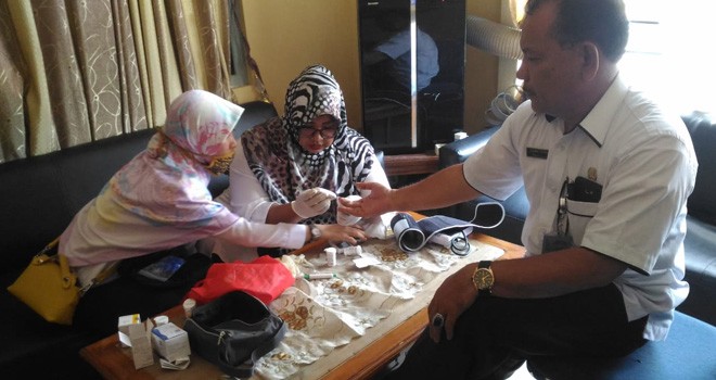 Terlihat kabag humas saat cek kesehatan.
