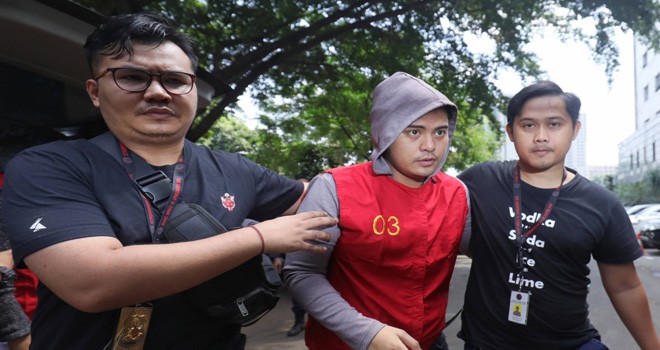 FOTO: Faisal R Syam / FAJAR INDONESIA NETWORK. Galih, Rey, dan Pablo Lakukan Tes Kesehatan di Polda Metro Artis Galih dan Pablo didampingi penyidik untuk melakukan tes kesehatan, di Polda Metro Jaya, Jakarta, (12/7).