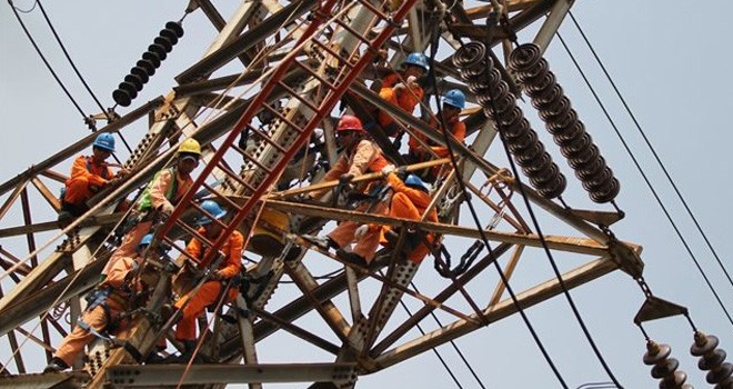 Ilustrasi Tim Pekerjaan Dalam Keadaan Bertegangan (PDKB) di Muara Karang. (Tim Humas PLN for Jawa Pos)