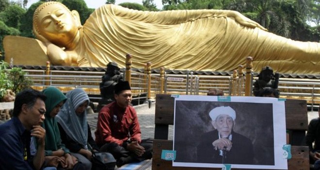MELEPAS SEKAT: Doa bersama untuk KH Maimoen Zubair di Gereja Santo Yosef Mojokerto kemarin (7/8). Sehari sebelumnya, kegiatan serupa dilakukan di kompleks Maha Vihara Mojopahit di kota yang sama. (Jawa Pos Radar Mojokerto)