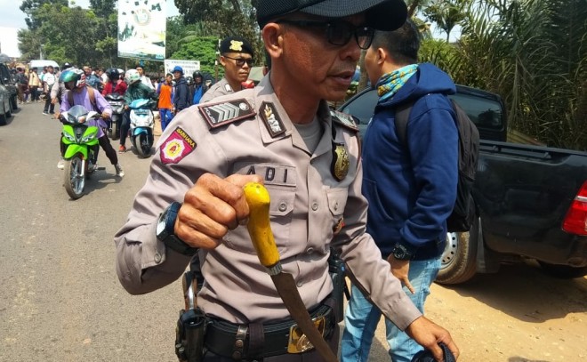 Terlihat senjata tajam yang diamankan oleh Polisi.