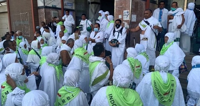 Jamaah haji asal Indonesia bersiap menuju Mina untuk menjalankan ibadah Tarwiyah, Jumat (9/8) (Hilmi Setiawan/Jawa Pos)