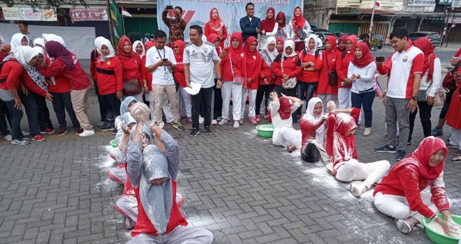 Melempar tepung merupakan salah satu lomba yang diadakan oleh PT Pegadaian bertempat di pelataran Mall Lippo Jambi.