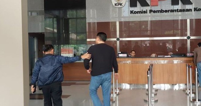 Nyoman Dhamantra (kanan) digiring menuju ruang penyidik KPK, Kamis (8/8). Foto : Ridwan/Jawapos