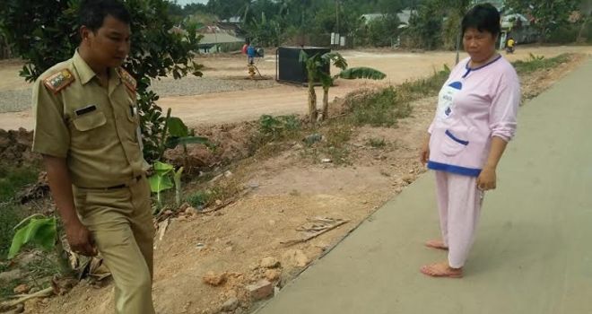 Jalan rigid beton di RT 17, Kelurahan Kenali Asam Bawah, Kecamatan Kota Baru, Kota Jambi, baru dibuka 2 Agustus lalu. Namun, jalan itu sudah patah. Warga meminta jalan itu dibongkar.