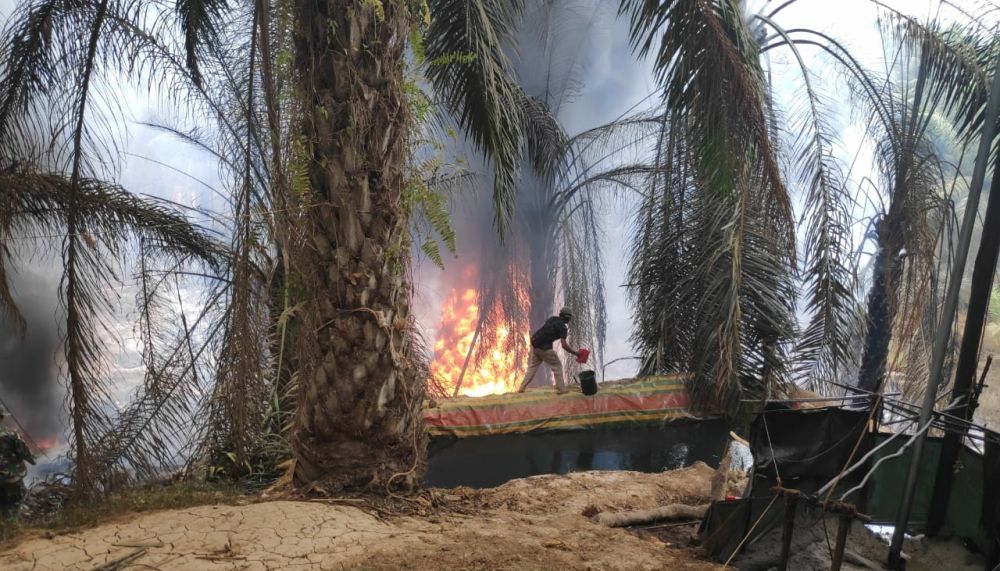 Sumur Minyak Ilegal Drilling di Desa Pompa ?Air Kecamatan Bajubang kembali mengalami kebakaran, sekitar pukul 11.00 WIB, Selasa (13/08).