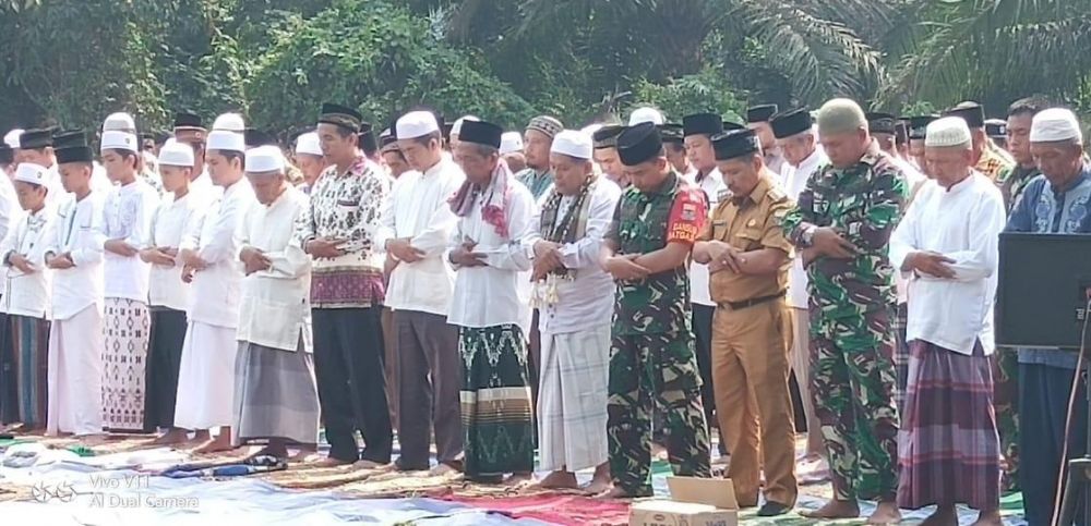 Ratusan masyarakat Kecamatan Kumpeh Ulu Kabupaten Muaro menggelar sholat Istisqo, Rabu (14/8).