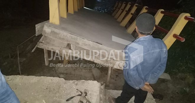 Jembatan di Desa Kubang yang Menggunakan Besi Bengkok Roboh.