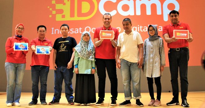 Foto bersama setelah peluncuran IDCamp Indosat Ooredoo di Jakarta (2/8).
