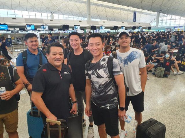 TERDAMPAR: Atlet renang DKI ikut merasakan gejolak di Bandara Hongkong. Mereka terdampar beberapa jam karena bandara ditutup. (dari kiri ke kanan) Pelatih Renang DKI Jakarta Albert Sutanto,Gagarin Nathaniel Yus, Felix Sutanto, Herman Yus bersama rombongan yang terjebak di International Hongkong Airport, Senin (12/8/2019). (PRSI DKI Jakarta )