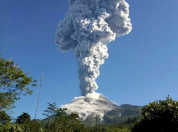 Gunung Merapi yang berada di perbatasan Provinsi Jawa Tengah dan Daerah Istimewa Yogyakarta ini telah ditetapkan status level II atau waspada sejak 21 Mei 2018. Gunung ini mengalami erupsi tidak menerus. (Dok. BNPB)