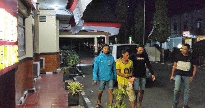 Pelaku saat ditangkap petugas.