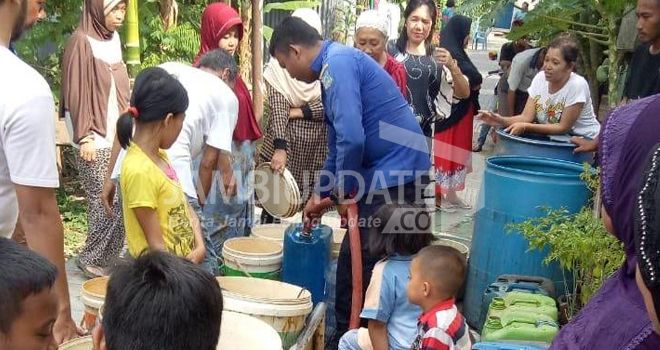 Warga saat menerima pasokan air dari PDAM.