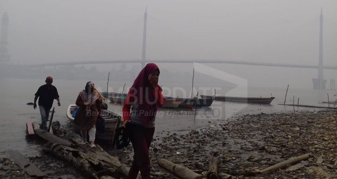 Penampakan Gentala Arasy yang Tertutup Kabut Asap.