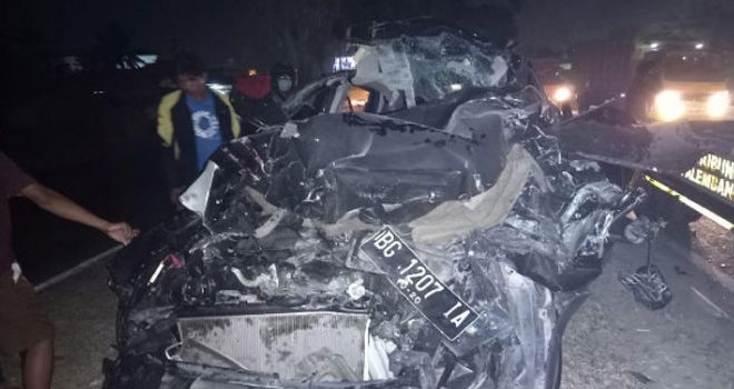 Mobil Honda H-RV nopol BG 1207 IA yang dikemudikan Etna Dwi Julia, 19, warga Jl Banten VI No 399/01, Kelurahan 16 Ulu, Kecamatan Seberang Ulu (SU) II, Palembang, ini menghantam tronton nopol BG 9978 CA.