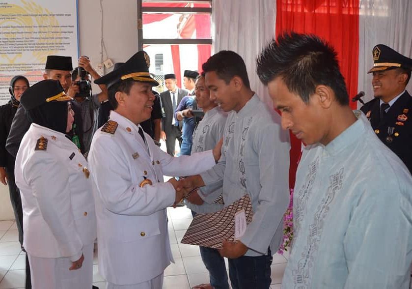 Bupati Batang Hari,Ir.H.Syahirsah,Sy menyerahkan Remisi secara simbolis .