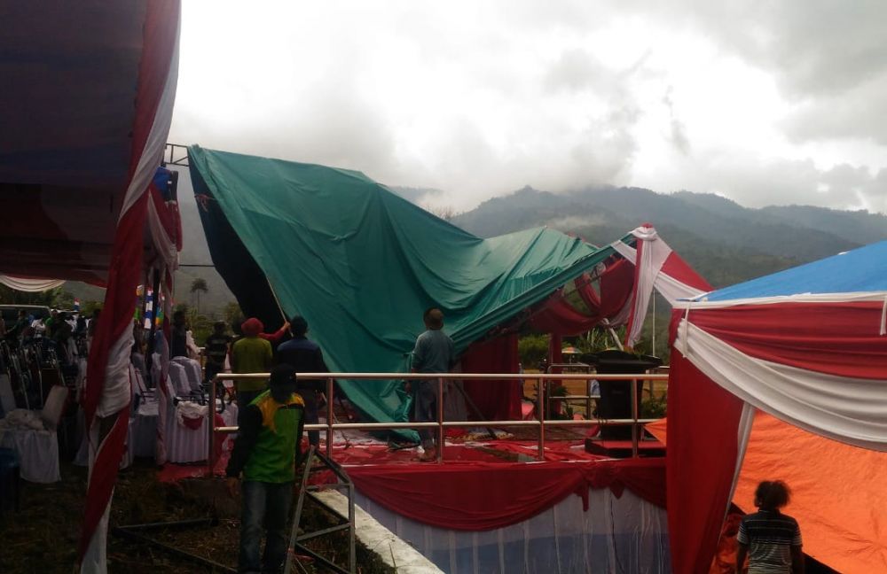 Hujan deras mengguyur wilayah Kabupaten Kerinci menjelang penurunan bendera peringatan Hari Ulang Tahun (HUT) Republik Indonesi (RI) ke-74 tahun 2019.