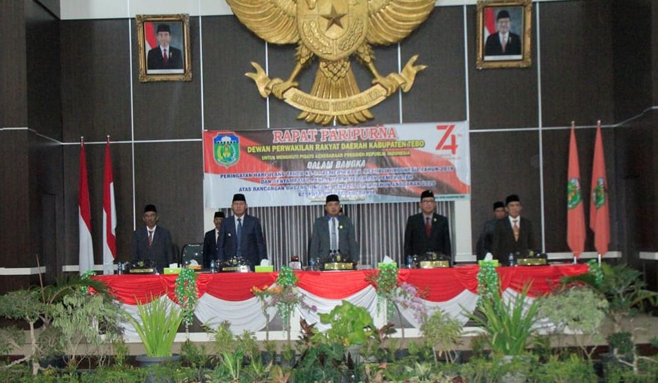 Ketua DPRD Tebo, Agus Rubyanto didampingi Wakil Ketua DPRD Tebo Wartono Trian Kusumo dan Syamsurizal beserta Bupati Tebo, Sukandar dan Wakil Bupati Tebo Syahlan saat memimpin Paripurna HUT RI ke-73.
