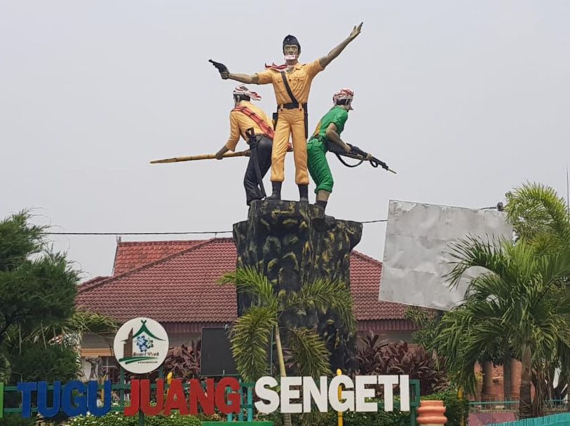 Patung Pahlawan yang pasangkan masker berukuran cukup besar.