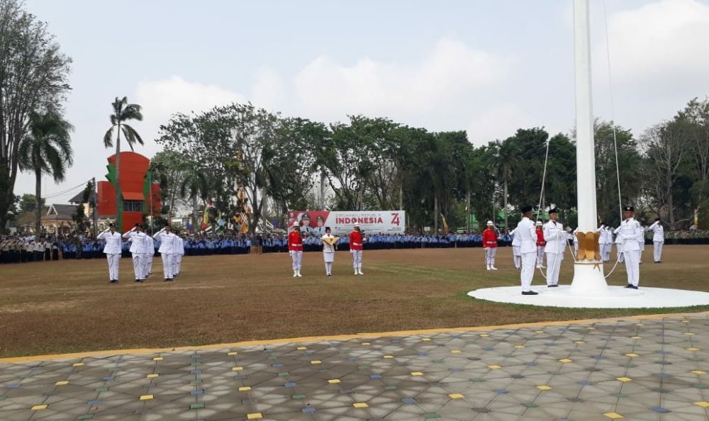 Upacara di Lapangan Kantor Walikota Jambi Berjalan Lancar, Pemkot Jambi Beri Tali Asih untuk Veteran.

