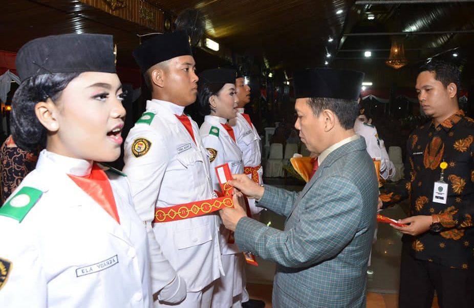 Pengukuhan Anggota Paskibraka Oleh Bupati Batanghari Syahirsah Sy.
 