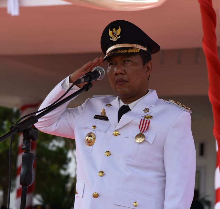 Bupati Romi Hariyanto Pimpin saat Upacara.