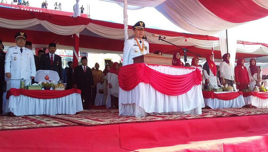 Bupati Kerinci, Adirozal, bertindak langsung sebagai inspektur upacara .