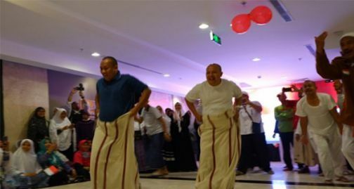 Jemaah Haji Indonesia Balap Karung di Makkah.