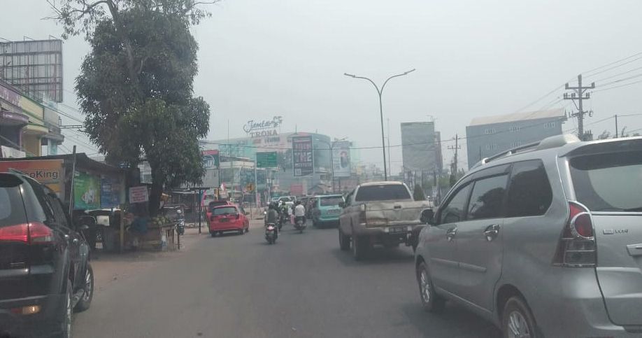 Kondisi Simpang Mayang pukul 12.46 WIB siang ini (18/8). Asap terlihat menyelimuti kota