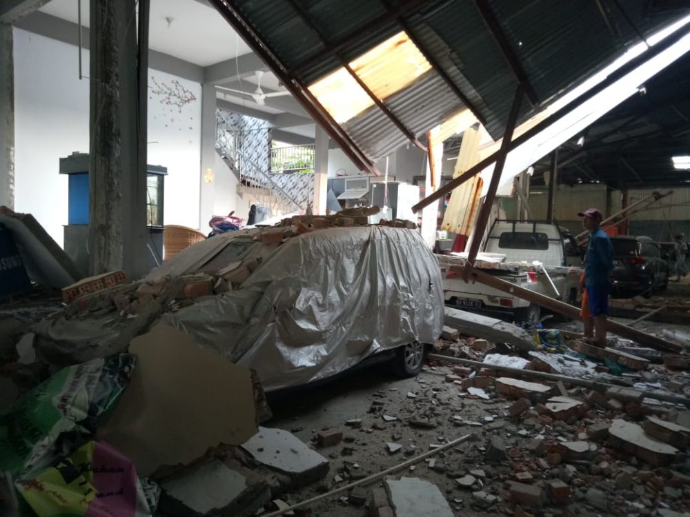 Kendaraan yang berada di dalam rumah yang tiba-tiba meledak di Tanjab Barat, Minggu (18/8)