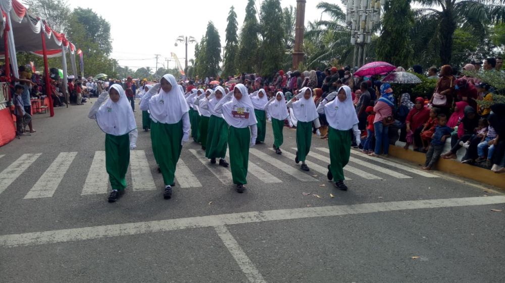 Ribuan Masyarakat Batanghari Saksikan Pawai Pembangunan HUT RI Ke 74.