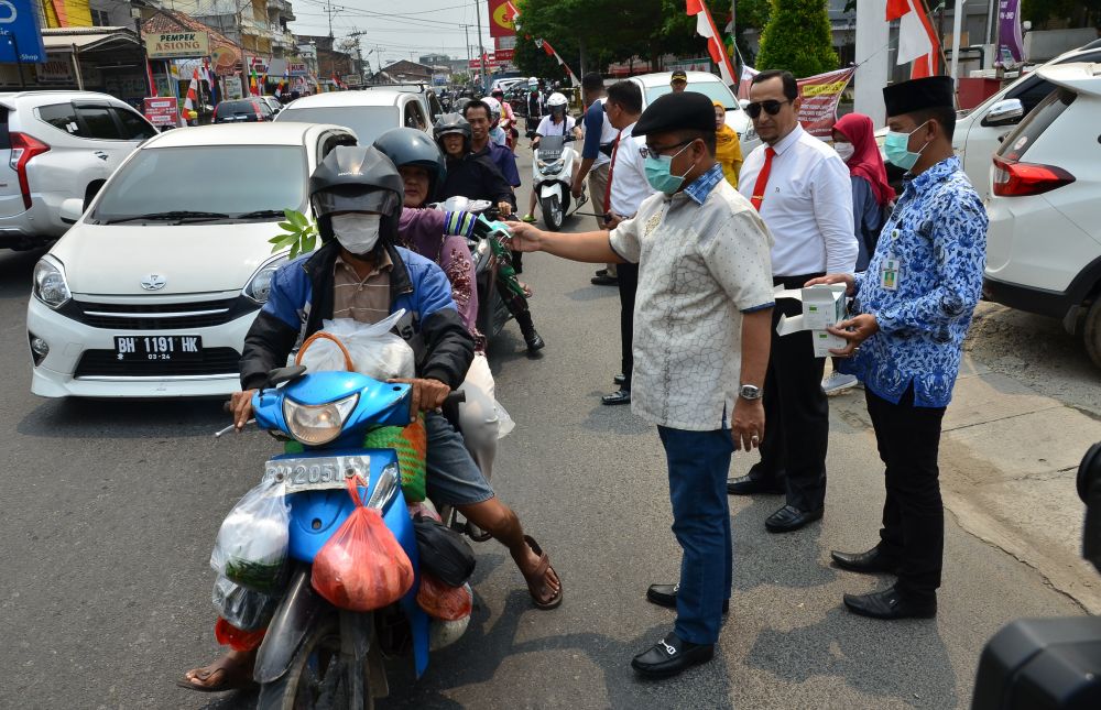 Kabut Asap Semakin Pekat di Kota Jambi, Ribuan Masker Dibagikan kepada Warga.