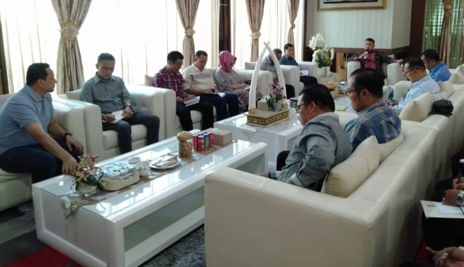 Walikota Jambi Sy Fasha saat memimpin rapat evaluasi terkait memburuknya kondisi udara di Kota Jambi sehingga diambil kebijakan meliburkan siswa mulai besok (19/8)