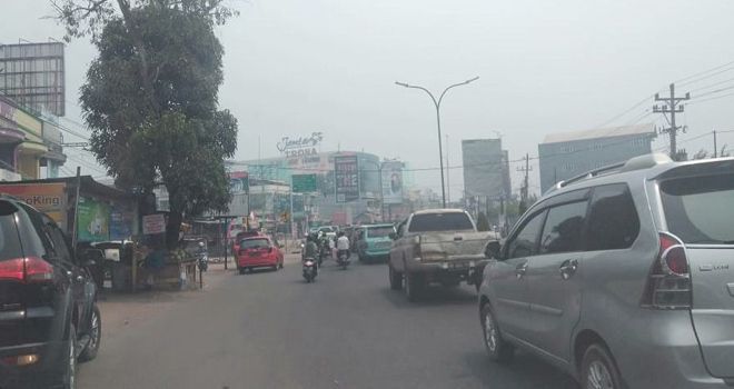 Kondisi Simpang Mayang pukul 12.46 WIB siang ini (18/8). Asap terlihat menyelimuti kota.