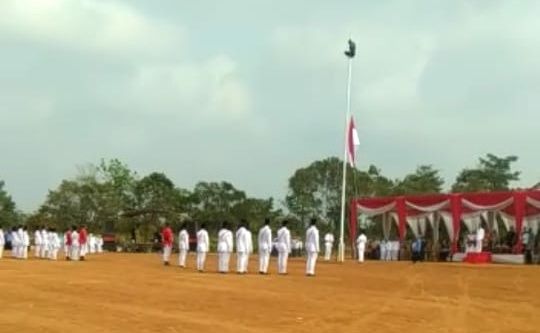 Aksi Heroik Azrarudin Panjat Tiang Bendera Viral di Medsos.
