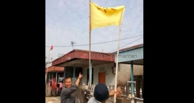 Aparat dari Piket Siaga Reskrimun mendatangi rumah TFS, Sabtu (17/8) menyita bendera kuning bertuliskan PKI. 