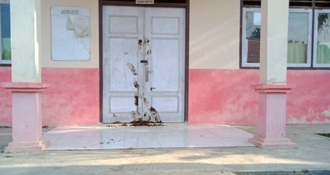 Pintu Kepsek Sekolah Dasar (SD) 15/VII dilempari oleh warga Dusun Rantau Alai, Desa Ranggo Kecamatan Limun dengan kotoran hewan.
