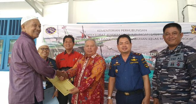Bupati didampingi Kepala KSOP Kelas IV Kuala Tungkal, Prayitno, SH saat memberikan sertifikat pada nelayan.