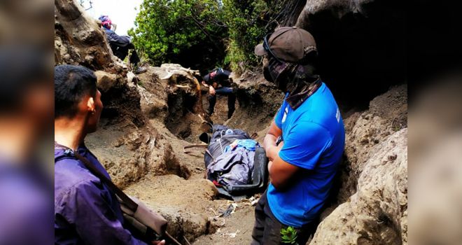 Terlihat saat tim melakukan evakuasi korban.