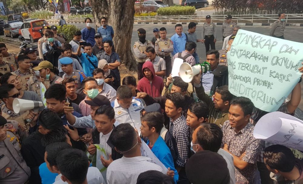 Demo Puluhan Mahasiswa Universitas Islam Negeri (UIN) STS Jambi didepan Kantor Kejaksaan Tinggi (Kejati), (20/8).