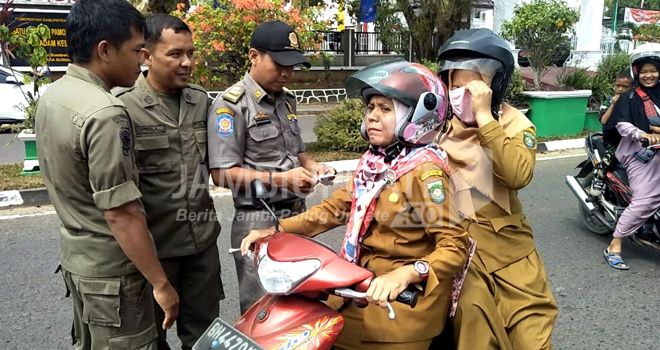 Satpol PP Bungo Selasa (20/8) menggelar razia di jalan Prof Sri Soedewi.
