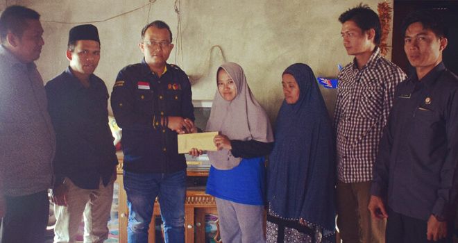 Pimpinan Bawaslu Provinsi Jambi, Fachrul Rozi menyerahkan santunan kepada pengawas adhoc di Kabupaten Bungo, Selasa (20/8).
