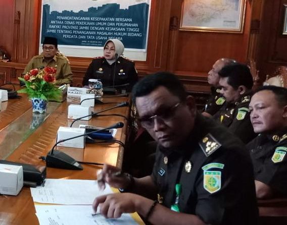 Kajati Jambi Andi Nurwinah Saat Menghadiri Acara di Kantor Gubernur Jambi.