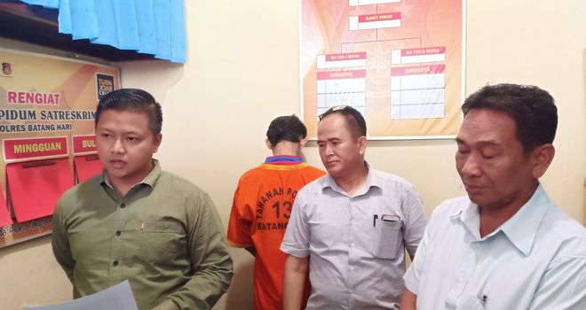 MAF, pelaku pencuri perlengkapan warnet saat diamankan di Polres Batanghari.

