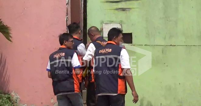 Gudang minyak milik PT Ocean Petro Energy saat di grebek aparat kepolisian Rabu (21/8).