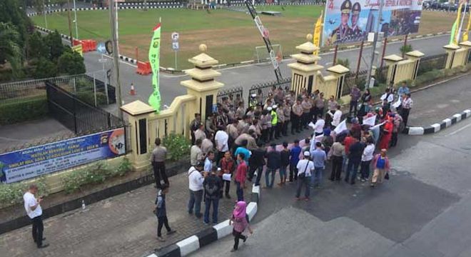 Belasan orang dari Lembaga Swadaya Masyarakat (LSM) Central Investigation Corruption, Rabu (21/8) mendatangi Mapolda Sumsel. 