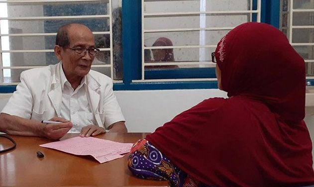 PENGABDIAN: Dokter Mangku Sitepoe memeriksa pasien di Klinik Pratama Bhakti Sosial Kesehatan Santo Tarsisius, Kebayoran Lama, Jakarta Selatan, Rabu (14/8). 