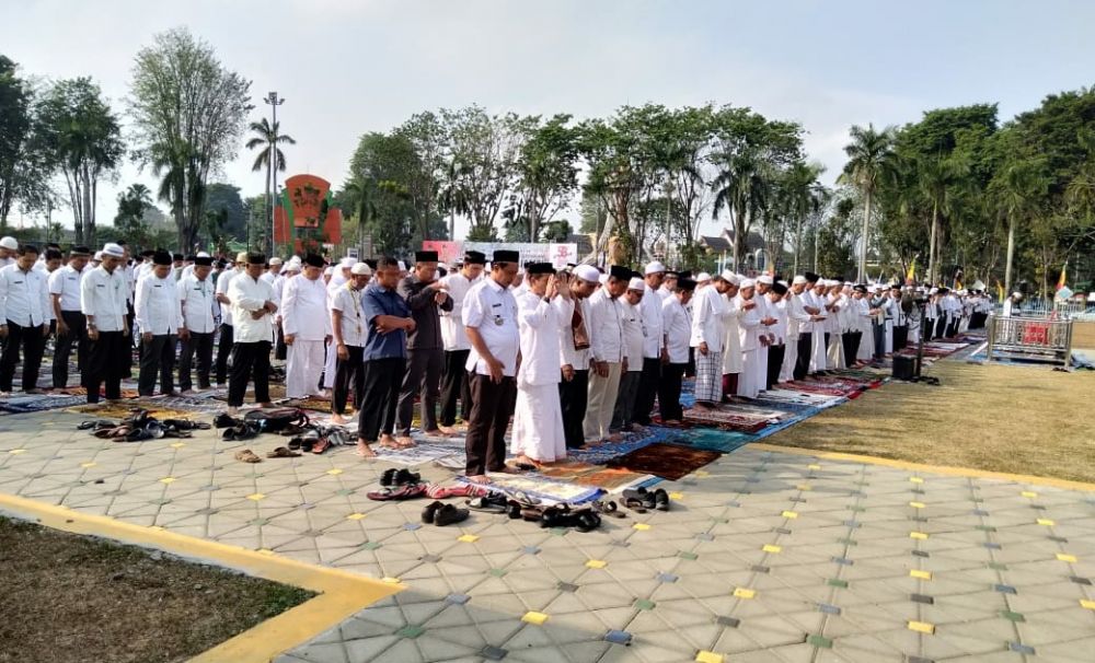Ribuan Jamaah Gelar Salat Istisqa di Lapangan Balaikota Jambi.