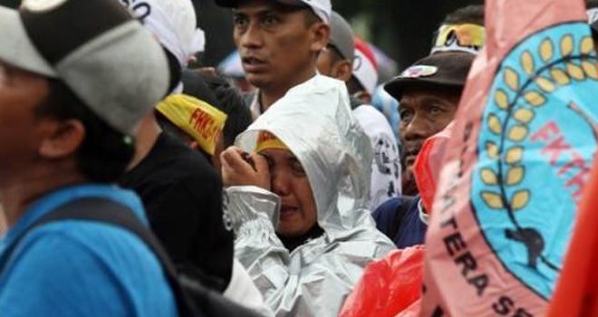 Massa honorer K2 menangis saat aksi unjuk rasa menuntut diangkat menjadi CPNS.